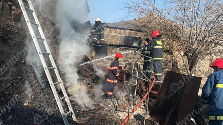 Արտակարգ դեպք՝ Երևանում. հրշեջների ու պարեկների օպերատիվ գործողությունների արդյունքում կանխվել է կրակի տարածումը սեփական տներ