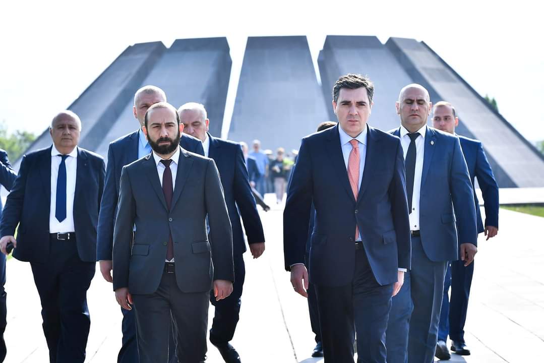 Министр иностранных дел Грузии Илья Дарчиашвили в сопровождении Арарата Мирзояна посетил мемориал жертв Геноцида армян