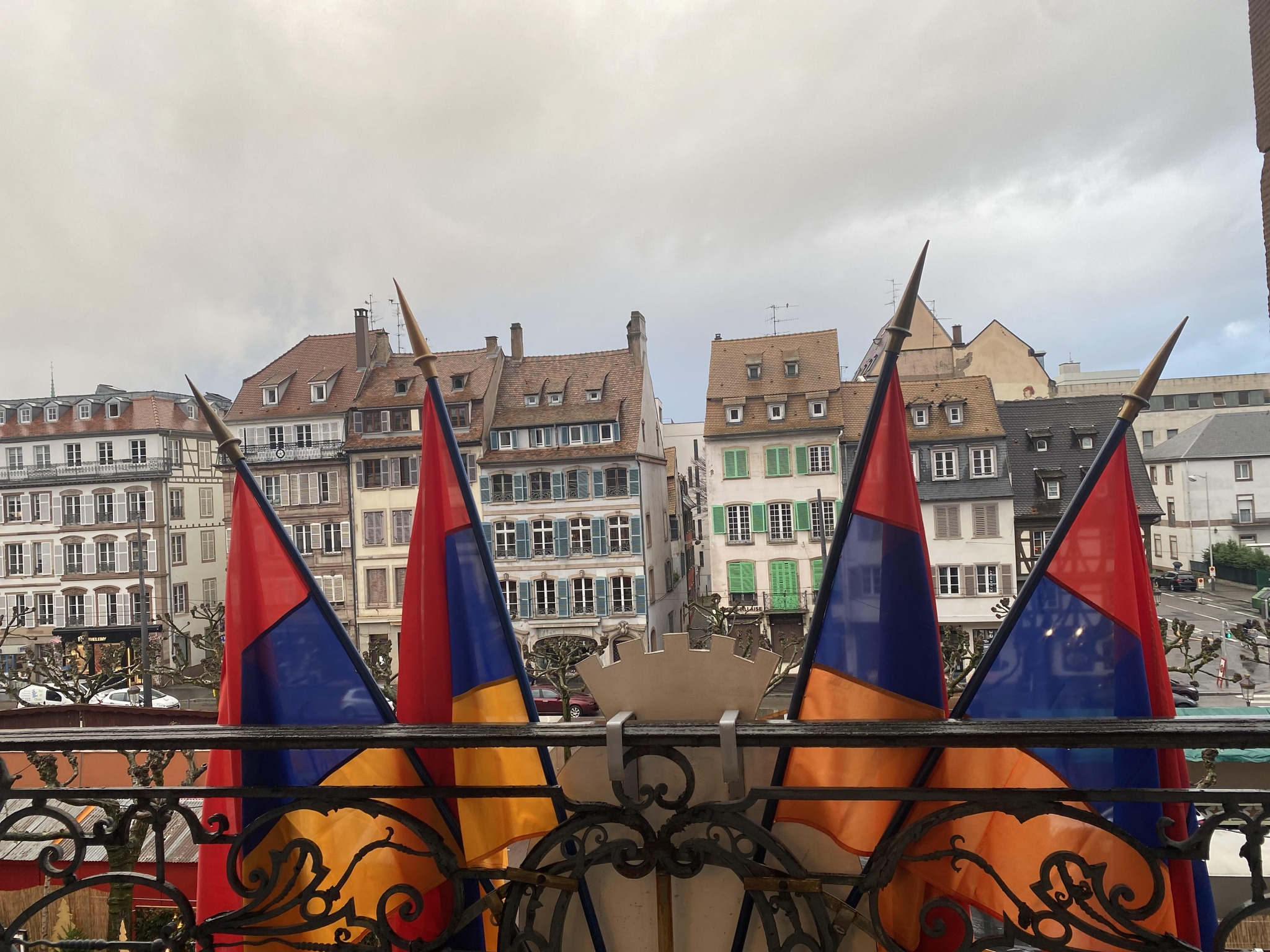 С сегодняшнего дня над зданием мэрии Страсбурга будет развеваться флаг Армении