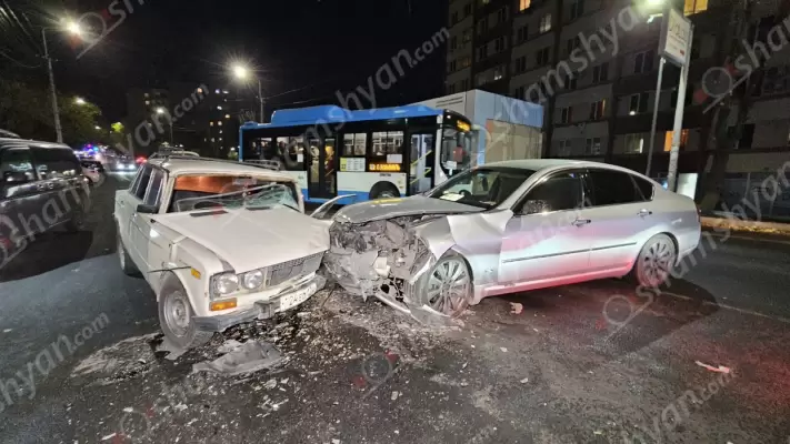 Ավտովթար Երևանում. բախվել են Nissan Fuga-ն ու ՎԱԶ-2106-ը, կա վիրավոր