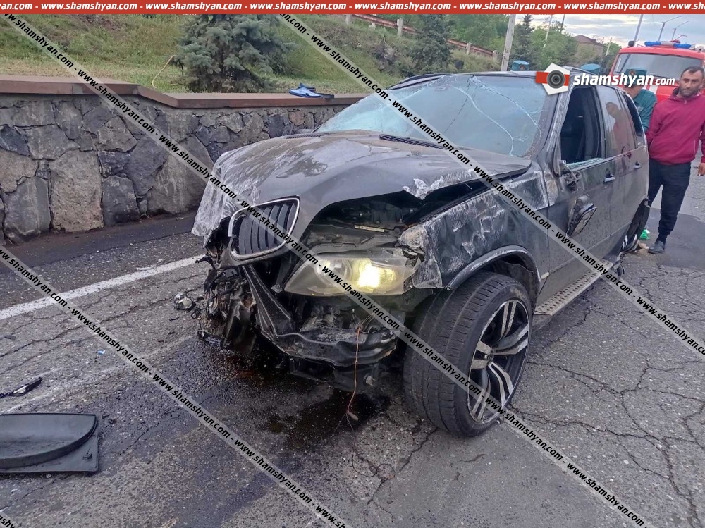 Աշտարակի կամարի մոտ 26-ամյա վարորդը BMW X5-ով բախվել է քարե պարսպին և շրջվել