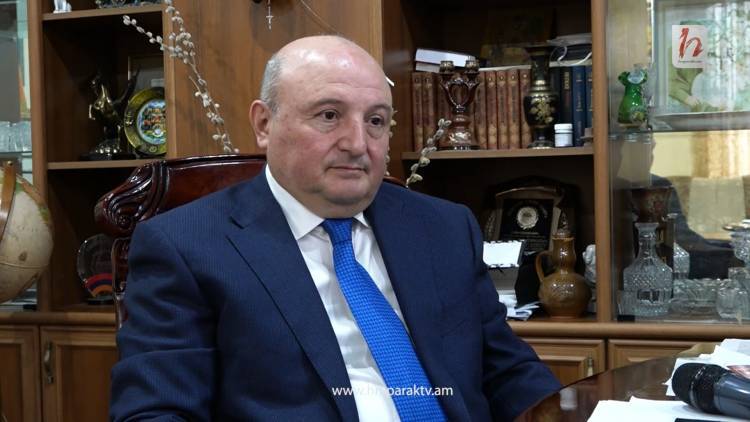 Եթե նայեք, Մարտուն Գրիգորյանի բոլոր ունեցվածքների տակ գրված է Վարդան Ղուկասյան. նախկին քաղաքապետ