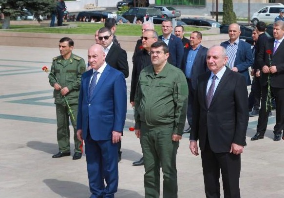 Президент Араик Арутюнян встретился со вторым и третьим президентами Республики Арцах Аркадием Гукасяном и Бако Саакяном