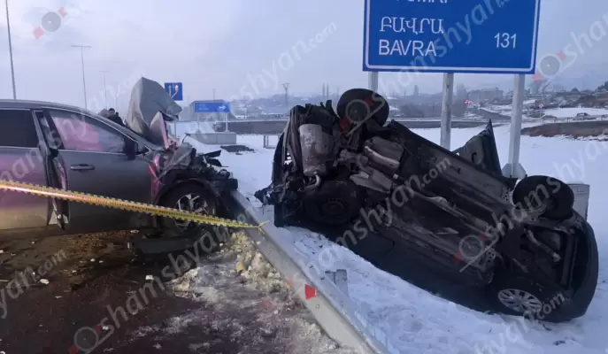 Կոշ գյուղի մուտքի մոտ բախվել են «Kia Sportage»-ը և «Nissan Rogue»-ը․ վերջինը կողաշրջված հայտնվել է երթևկելի գոտուց դուրս․ վիրավորներից մեկը հայտնի բլոգեր է