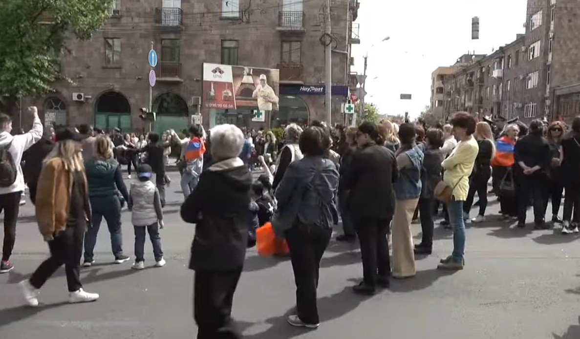 «Շղթայաձև փակե՛ք խաչմերուկը»․ Դիմադրության շարժման կանայք փակեցին Բաղրամյան պողոտան (տեսանյութ)