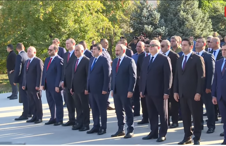 Բարձրաստիճան պաշտոնատար անձանց այցը «Եռաբլուր» զինվորական պանթեոն (տեսանյութ)