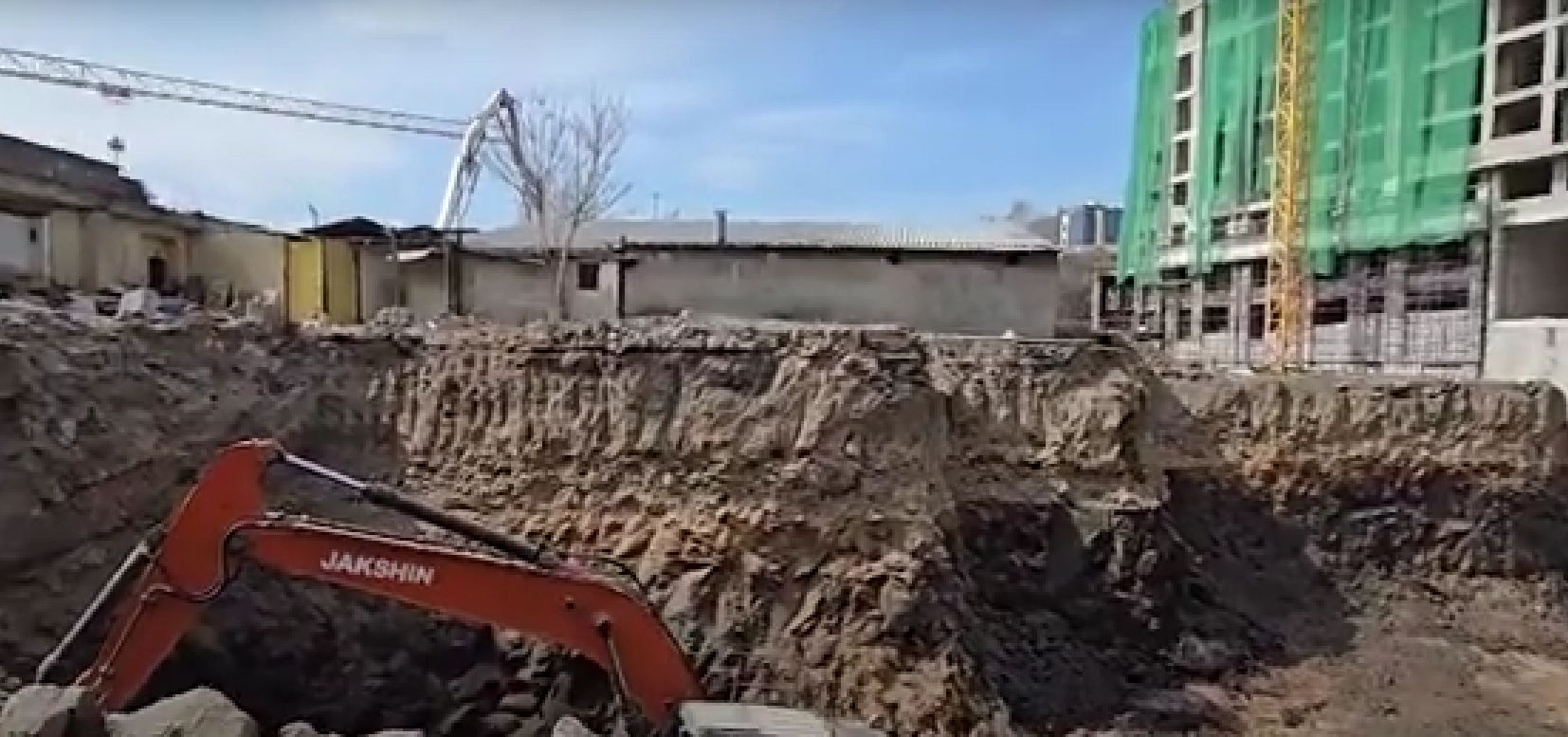 Ֆիրդուսի թաղամասում իրականացվող շինաշխատանքների ընթացքում հայտնաբերվել է աղյուսե պատ. աշխատանքները դադարեցվել են