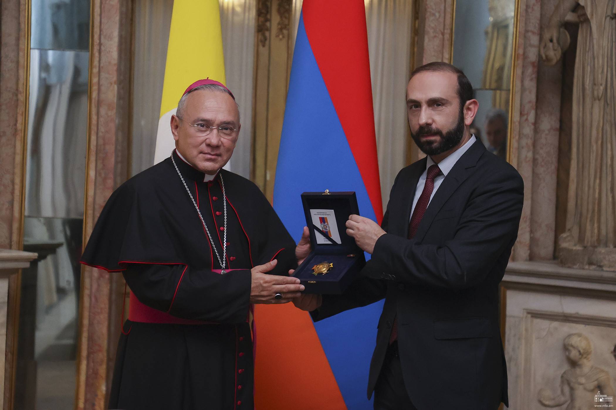 Արարատ Միրզոյանը հանդիպել է  Սուրբ Աթոռի պետական քարտուղարության ընդհանուր հարցերով փոխանորդի հետ