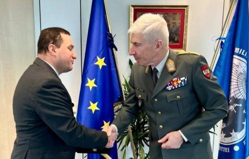 Դեսպան Տիգրան Բալայանի հանդիպել է Եվրոպական միության ռազմական կոմիտեի նախագահ գեներալ Ռոբերտ Բրիգերի հետ