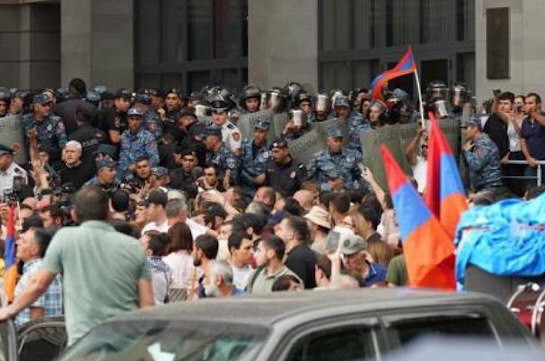 Այսօր դատական նիստերի դահլիճից ազատ են Գագիկ Համբարձումյանը, Ժորա Ավետիսյանը, տնային կալանքի տակ գտնվող Մեսրոպ Եսայանը