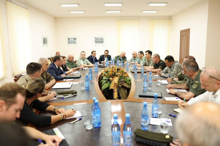 ՀՀ-ում հավատարմագրված օտարերկրյա ռազմական կցորդներին և ներկայացուցիչներին ՊՆ-ում ներկայացրել են հայ-ադրբեջանական սահմանին ստեղծված օպերատիվ իրավիճակը
