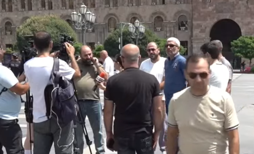 Չենք կարող օրերով այսպես մնալ, մինչև իրենք այդ թղթաբանությունը կատարեն. վարորդները բողոքի ակցիա են իրականանցում Հանրապետության հրապարակում