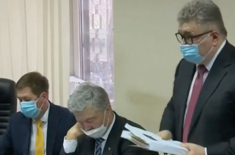 Պյոտր Պորոշենկոն քնել է իր գործով դատական նիստի ժամանակ (տեսանյութ)
