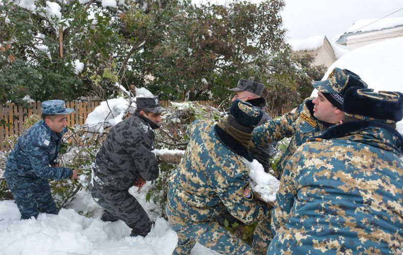 После рабочих совещаний с президентом Республики Арцах Араиком Арутюняном, к снегоуборочным работам подключились спасатели и полиция