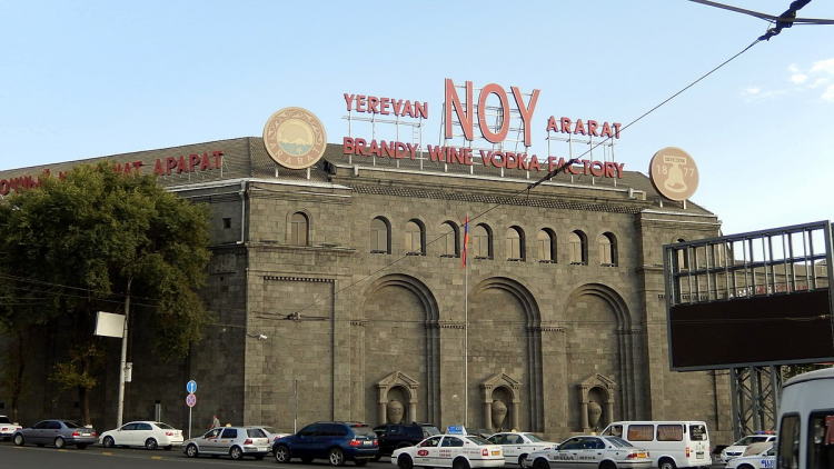 Ամեն ինչ վարչապետի խղճին է, թո՛ւյլ տվեք աշխատենք. «Նոյ» գործարանի աշխատակիցները բողոքի ակցիա են անում