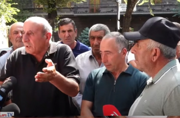 Վարդենուտցիները կառավարության մոտ ակցիա են իրականացնում. իրենց հողերին համարժեք փոխհատուցում են պահանջում