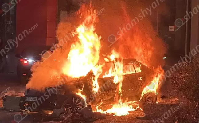 Opel-ը բախվել է հողաթմբերին ու բռնկվել․ կան վիրավորներ