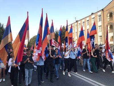 «Ոչ Արցախի հայաթափմանը», «Ոչ ադրբեջանական օկուպացիային». հանրահավաք Ստեփանակերտում (լուսանկարներ, տեսանյութ)