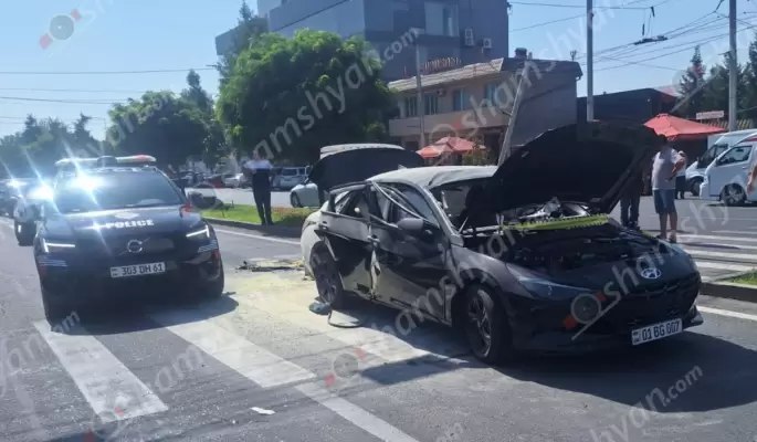 Երևանում «Hyundai» մակնիշի ավտոմեքենայում պայթյուն է տեղի ունեցել, որն այնուհետև բռնկվել է. կա վիրավոր