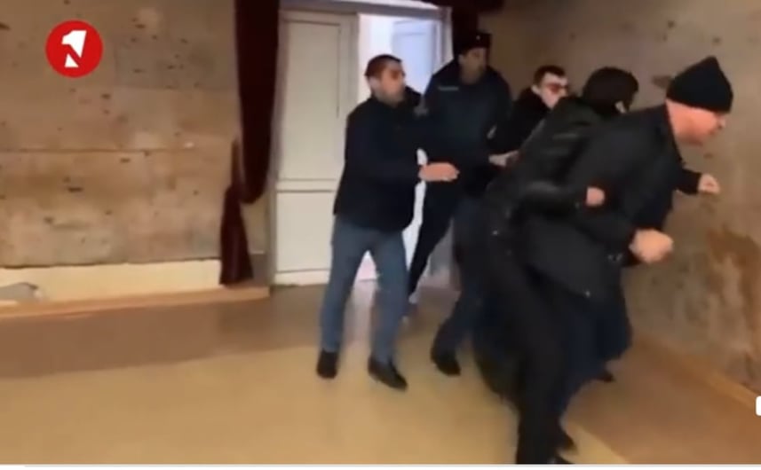 Փարաքարում կրքերը չեն հանդարտվում. հարցերը փորձում են ուժով լուծել (տեսանյութ)
