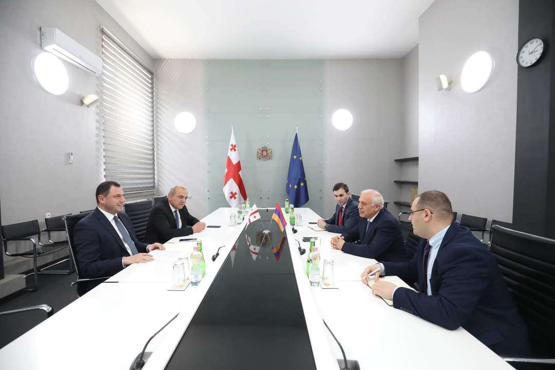 Դեսպան Սմբատյանը հանդիպել է Վրաստանի ԿԳ նախարարին