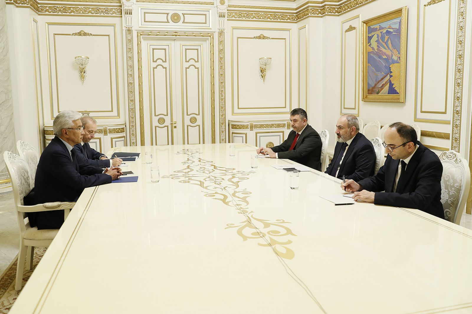 Премьер-министр Пашинян принял генерального секретаря ОДКБ