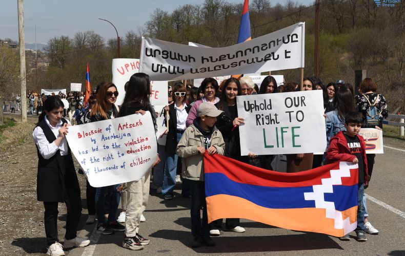 Արցախցի մայրերն ու աղջիկները խաղաղ ակցիա են կազմակերպել՝ քայլերթ իրականացնելով Ստեփանակերտից դեպի Շուշի տանող ճանապարհի սկզբնամաս