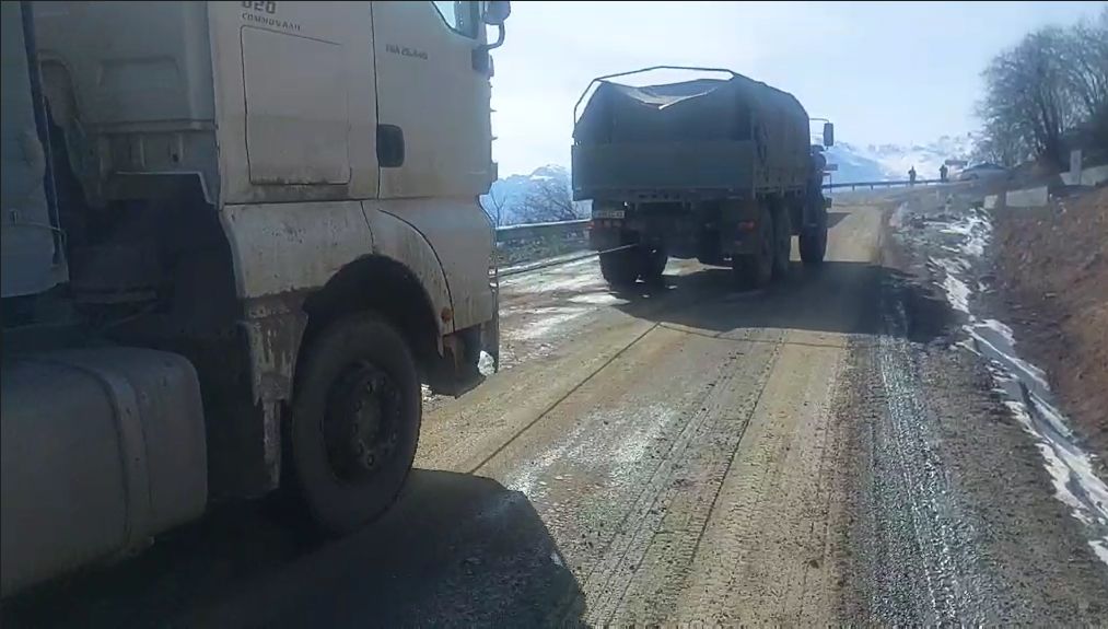 Վերին Խոտանան գյուղի վերջնամասում ավտոցիստեռնից դիզելային վառելիք է թափվել ճանապարհին. բեռնատարներ են արգելափակվել