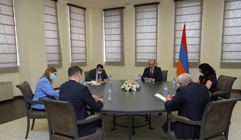 Արա Այվազյանը ՌԴ-ի, Ֆրանսիայի և ԱՄՆ-ի դեսպանների հետ հանդիպմանն ընդգծել է Ադրբեջանի ԶՈՒ-ի՝ ՀՀ տարածքն անվերապահ լքելու հրամայականը