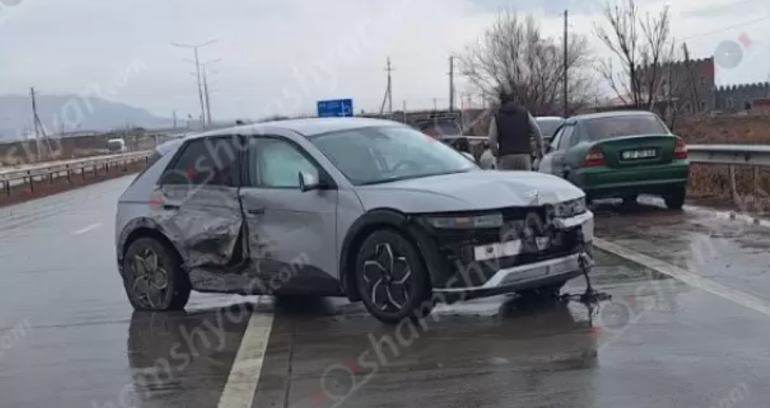 Արարատի մարզում 34-ամյա վարորդը «Hyundai Ioniq»-ով բшխվել է կայանված «Ford»-ին և 2 «Opel»-ներին․ վարորդներից մեկը վրшերթի է ենթարկվել ու տեղափոխվել հիվանդանոց