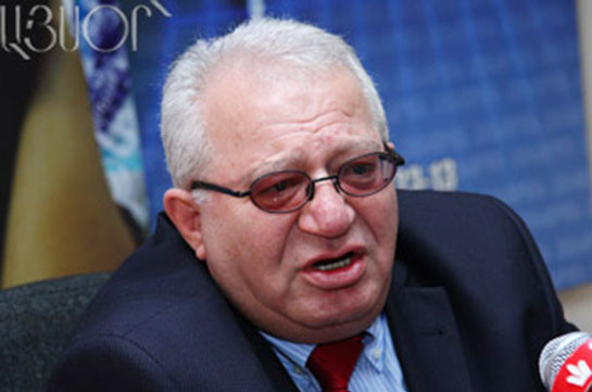 Էն երկու հոգին, որ վարչապետի կողքը պտտվում են, դրանք ընդամենը դատարկագլուխներ են. Հրաչ Բերբերյան 