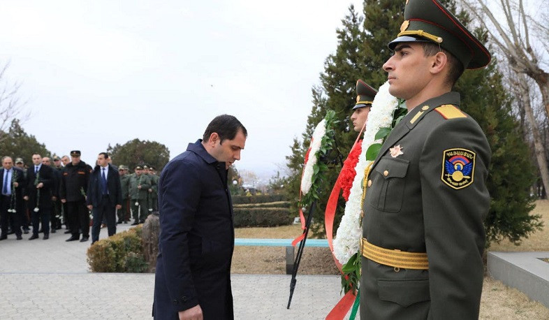 Վազգեն Սարգսյանի ծննդյան 64-րդ տարեդարձի առթիվ ՀՀ ՊՆ ղեկավար կազմն այցելել է «Եռաբլուր» զինվորական պանթեոն