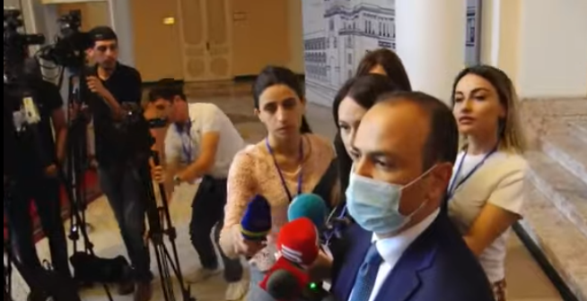 Կոռեկտ պահեք ձեզ. Լարված զրույց՝ Զարեհ Սինանյանի ու լրագրողի միջև (տեսանյութ)