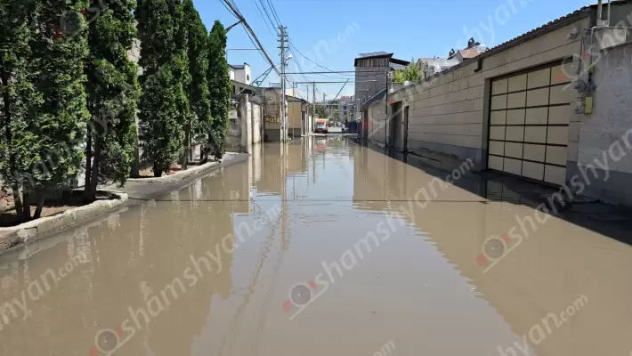 Առինջ գյուղում խմելու ջուրը մի քանի օր է՝ անխնա հոսում ու ողողում է մի ամբողջ թաղամաս