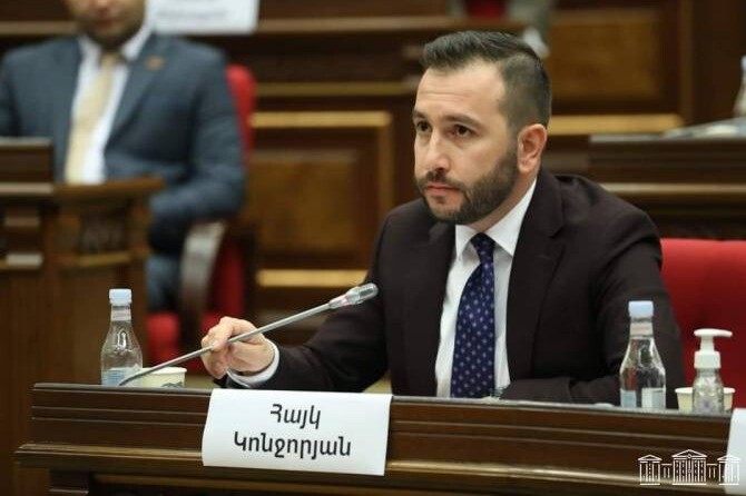 Առողջ քննարկումներ են տեղի ունենում, կարծում եմ՝ առաջիկայում ունենալու ենք նշանակում. Կոնջորյանը՝ Արդարադատության նախարարի թեկնածուների մասին