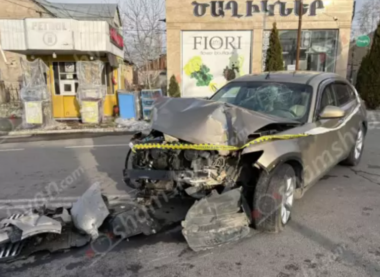 Սևանում 36-ամյա վարորդը «Infinti»-ով բախվել է երկաթե էլեկտրասյանը և թիթեղյա կրպակին