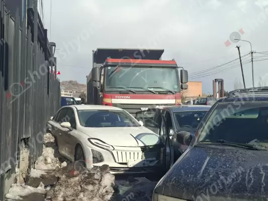Երևանում «Foton» բեռնատարը բախվել է կայանված «Ford Transit»-ին, «Hongqi»-ին և «Nissan Tiida»-ին, վերջինն էլ «Infiniti»-ին
