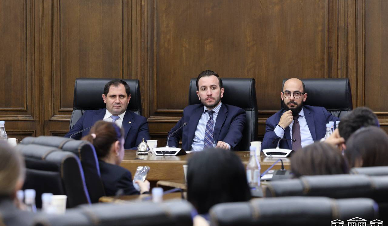«Քաղաքացիական պայմանագիր» խմբակցությունն ու Պապիկյանը քննարկել են զինվորական ծառայության օրենսդրությանը վերաբերող հարցեր