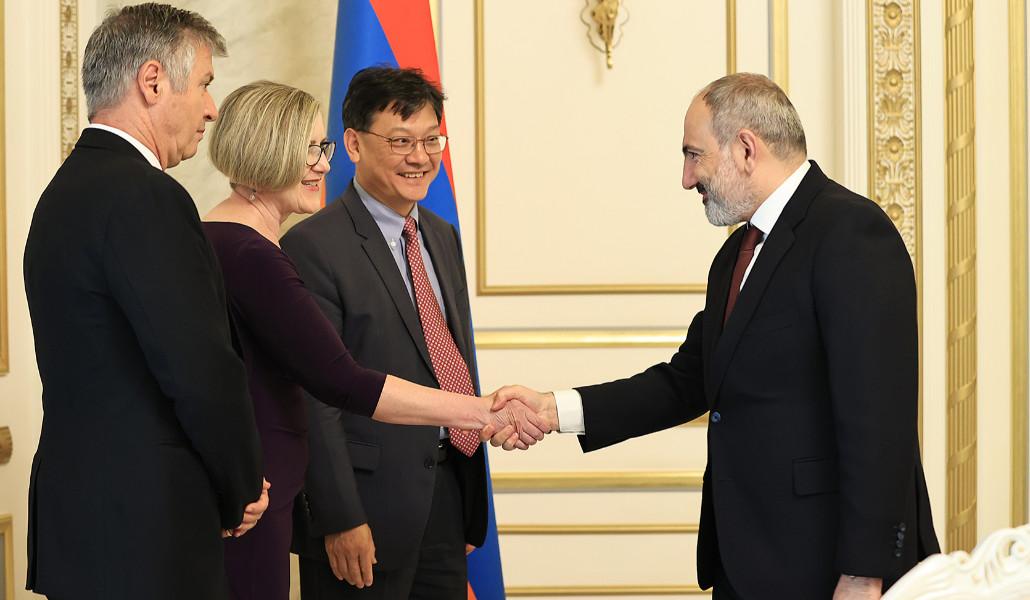 Премьер-министр Пашинян принял вице-президента АБР