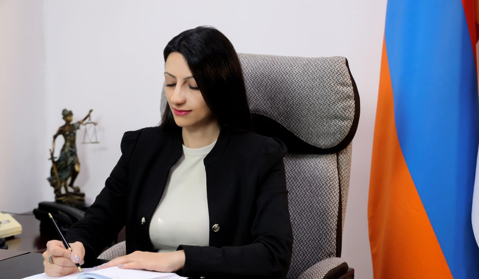 Չկա այլ ճանապարհ` կայուն ու ժողովրդավար հասարակություն կառուցելու նպատակին հասնելու տեսանկյունից. ՀՀ ՄԻՊ ուղերձը Սահմանադրության օրվա առթիվ