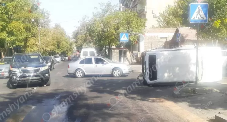 Երևանում բախվել են Kia Sorento-ն ու ВАЗ 2121-ը․ Нива-ն կողաշրջվել և հայտնվել է հետիոտնի համար նախատեսված անցման վայրում