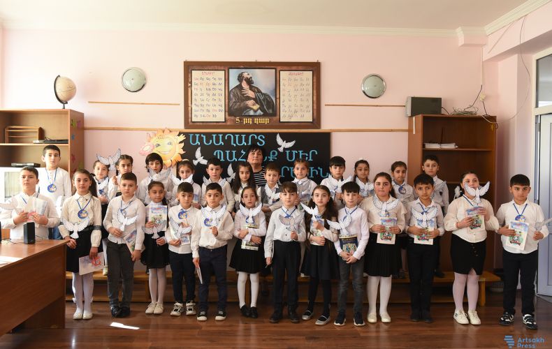 Ուղերձը` խաղաղություն... Մայրաքաղաքի առաջին դպրոցի սաներն արժևորել են Գրքի տոնը (լուսանկարներ)