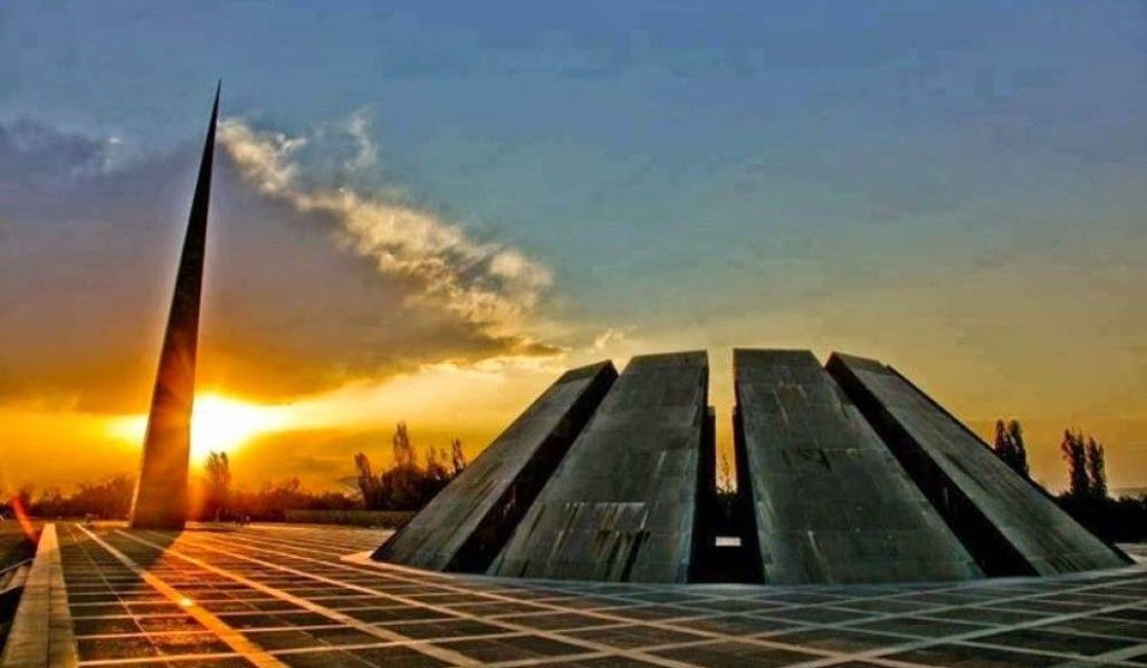 Բագրատ Սրբազանը աջակիցների հետ երթով Ծիծեռնակաբերդի հուշահամալիր բարձրացավ եւ ծաղիկներ խոնարհեց