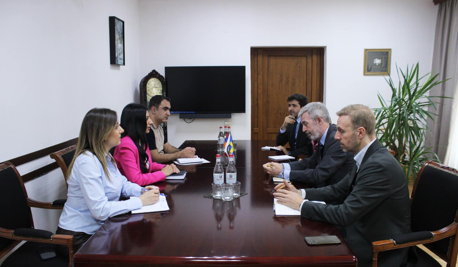 ՄԻՊ-ն ու Շվեդիայի դեսպանն անդրադարձել են բռնի տեղահանվածների իրավունքներին առնչվող հարցերին