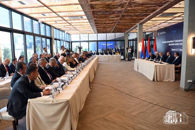 Փաշինյանը դեսպաններին ընտրության առաջ է կանգնեցրել․ «Հրապարակ»