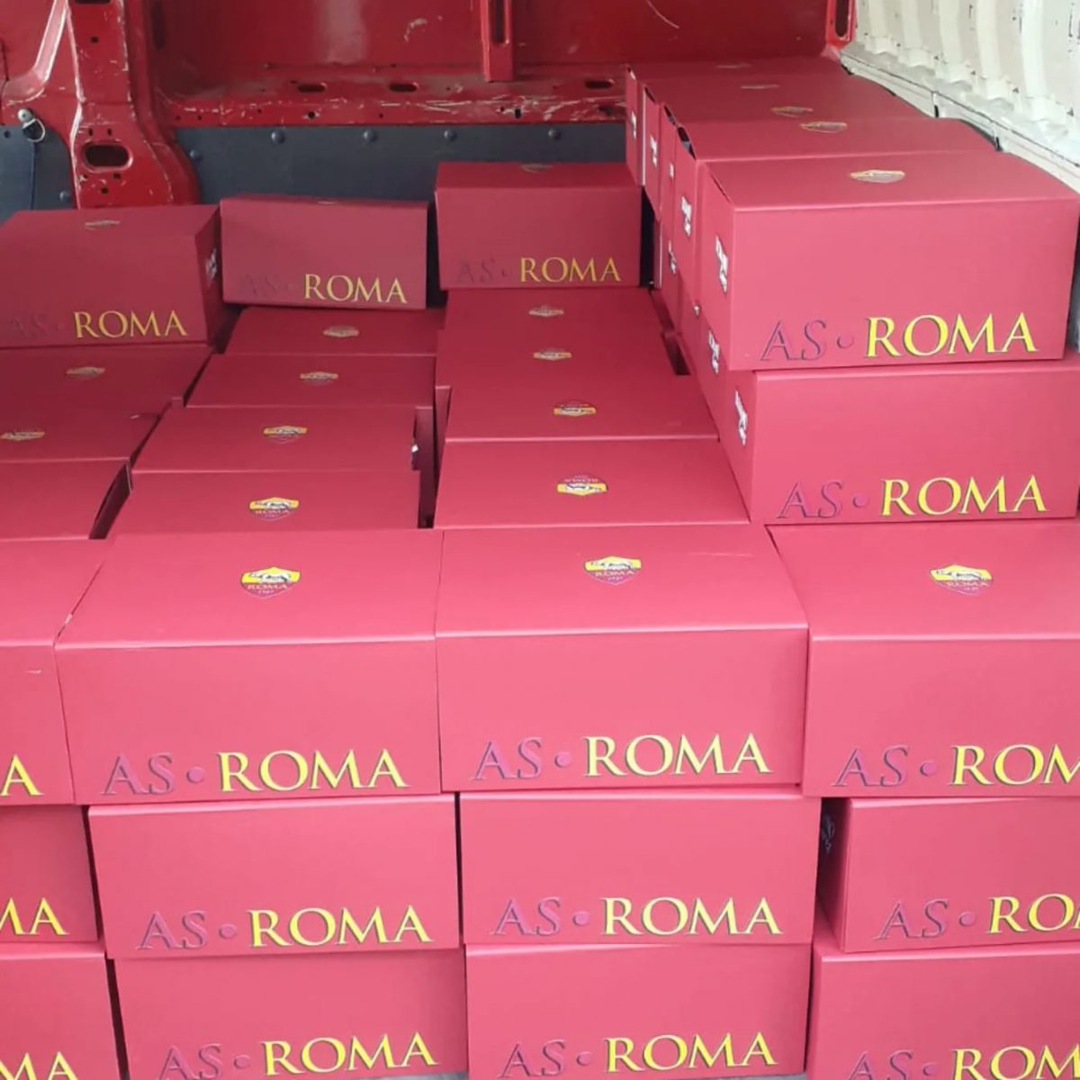 «Ռոմա»-ն 117 փաթեթ ծանրոց է ուղարկել պատերազմից տուժած խաղաղ բնակչությանը