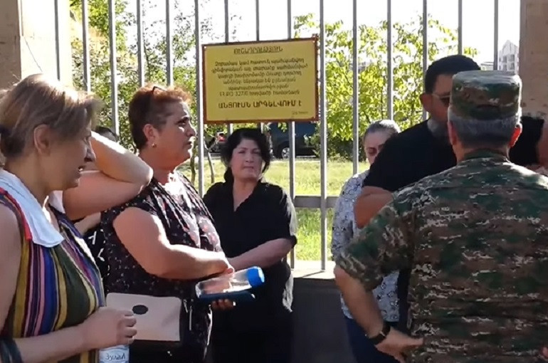 Անհետ կորած զինծառայողների ծնողները դեռ ՊՆ-ի շենքի մոտ են. պահանջում են հանդիպում Պապիկյանի հետ