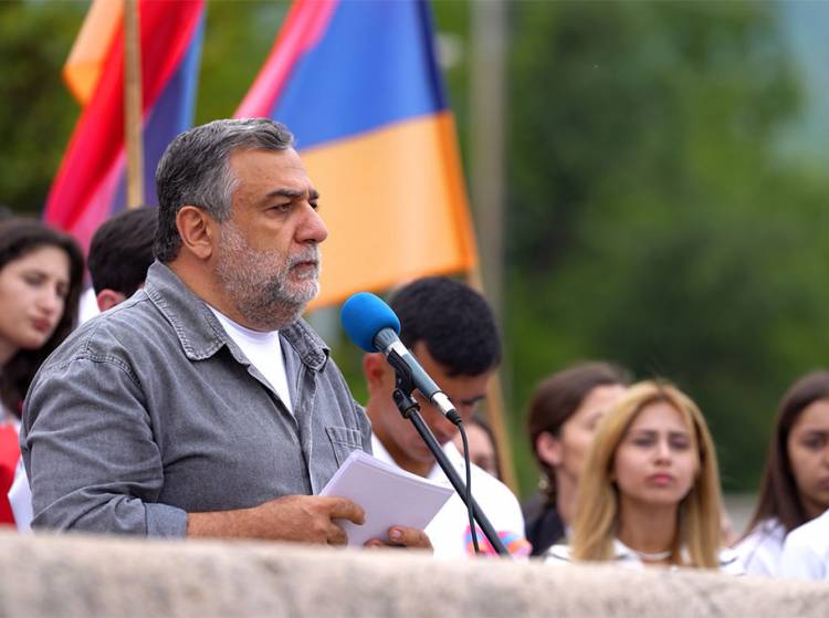 Կա՛մ աջակցում ես ՀՀ իշխանություններին, կա՛մ կոշտ քննադատում. հստակ գծեր են սահմանվել․ «Հրապարակ»