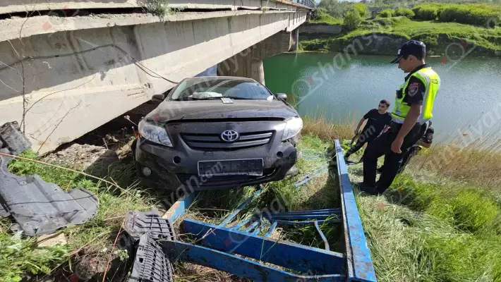Ավտովթար Գեղարքունիքի մարզում. «Toyota»-ն դեպի Իջևան ընթանալիս անցել է բաժանարար գոտին, կոտրել կամրջի երկաթե ճաղավանդակն ու հայտնվել դաշտում. կա վիրավոր