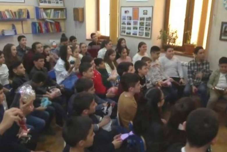 Ռուսաստանի երեխաները Ղարաբաղի երեխաներին բացիկ և ամանորյա խաղալիք են փոխանցել